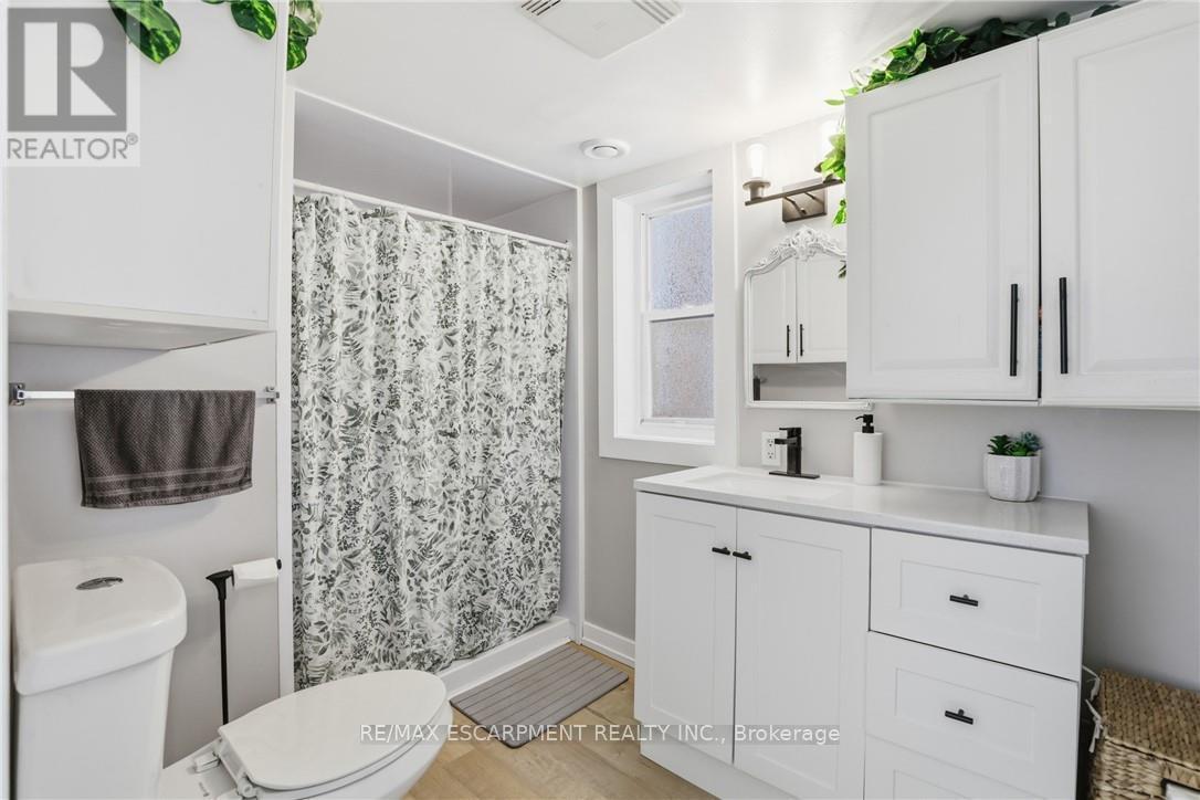 25 Delena Avenue N, Hamilton, ON - Indoor Photo Showing Bathroom