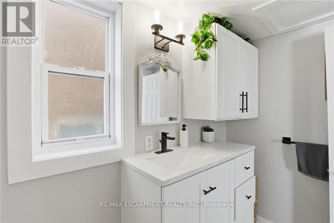 25 Delena Avenue N, Hamilton, ON - Indoor