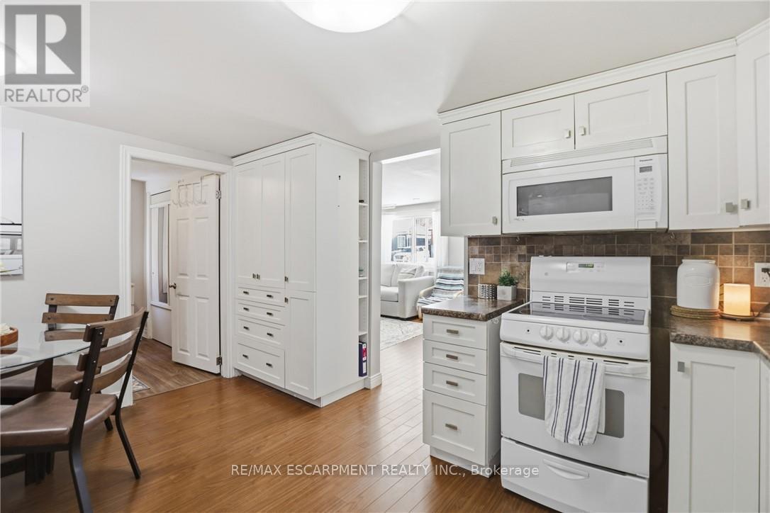 25 Delena Avenue N, Hamilton, ON - Indoor Photo Showing Kitchen