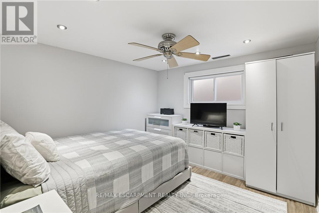 25 Delena Avenue N, Hamilton, ON - Indoor Photo Showing Bedroom