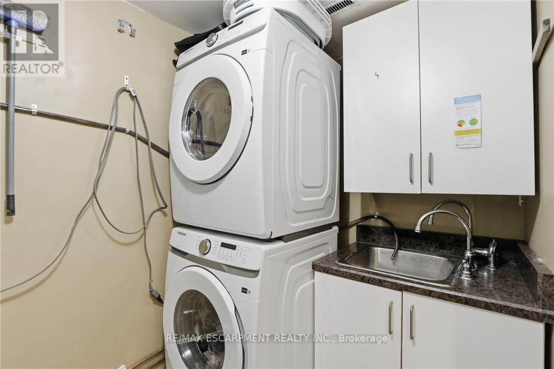 25 Delena Avenue N, Hamilton, ON - Indoor Photo Showing Laundry Room