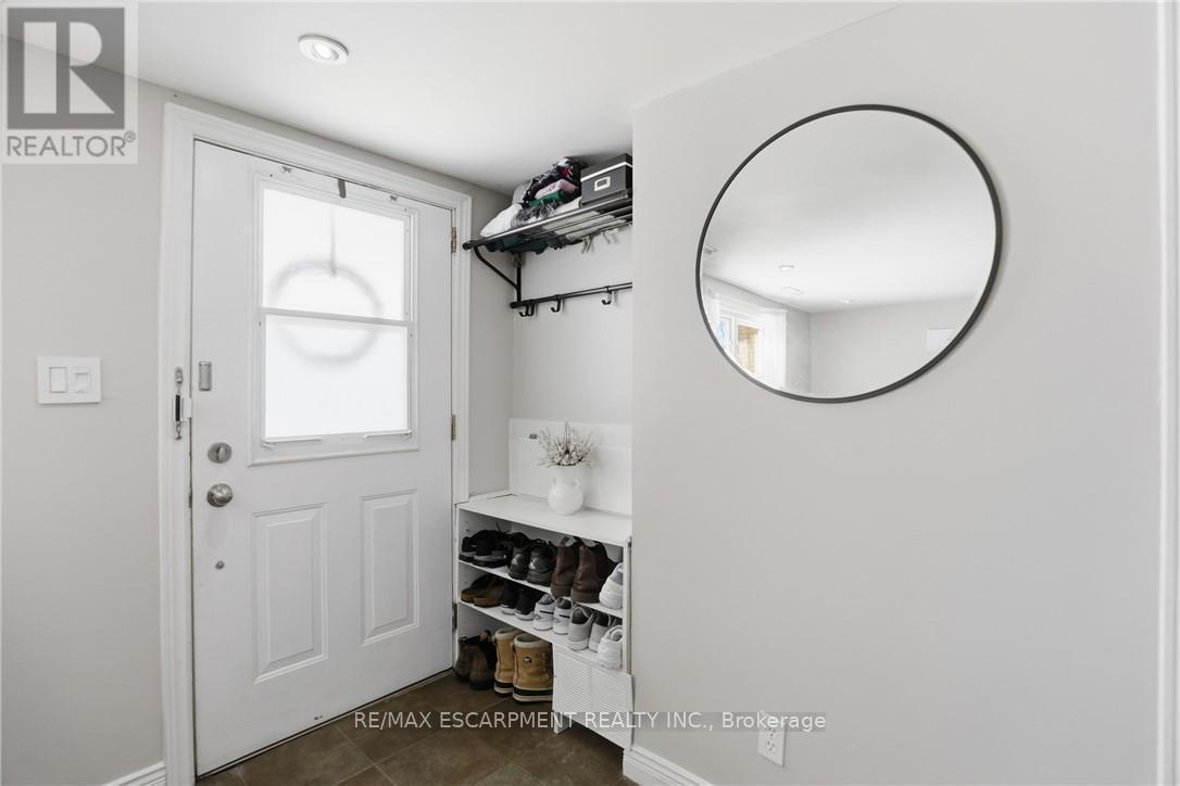 25 Delena Avenue N, Hamilton, ON - Indoor Photo Showing Other Room