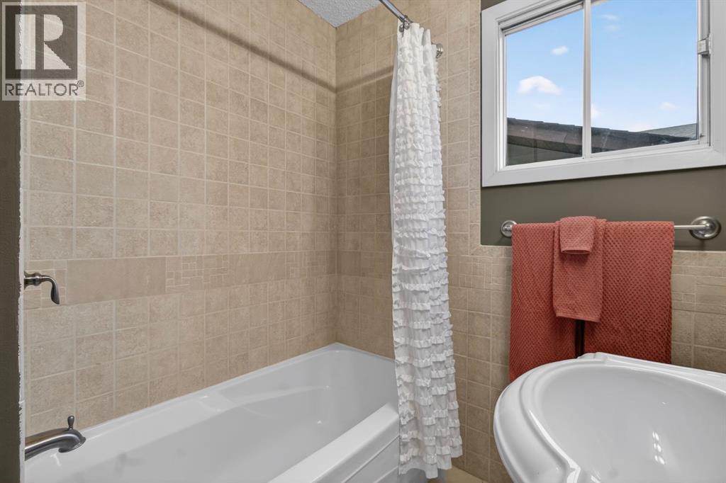 68 Bermondsey Rise Nw, Calgary, AB - Indoor Photo Showing Bathroom