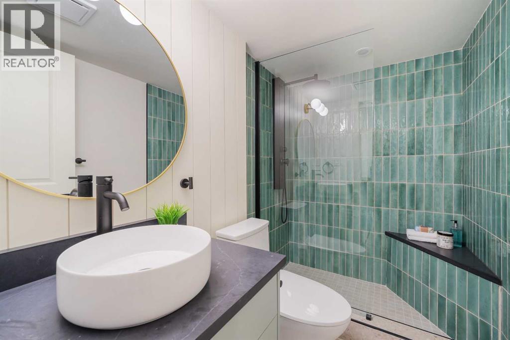 125 Discovery Place Sw, Calgary, AB - Indoor Photo Showing Bathroom