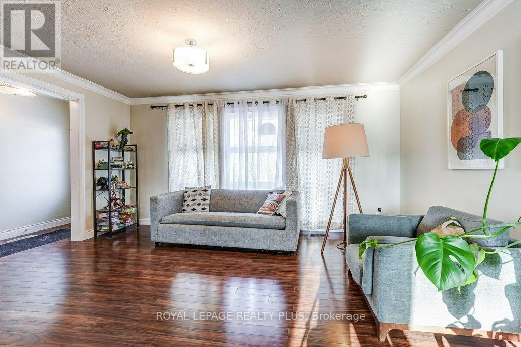 1980 Hartland Drive, Mississauga, ON - Indoor Photo Showing Living Room