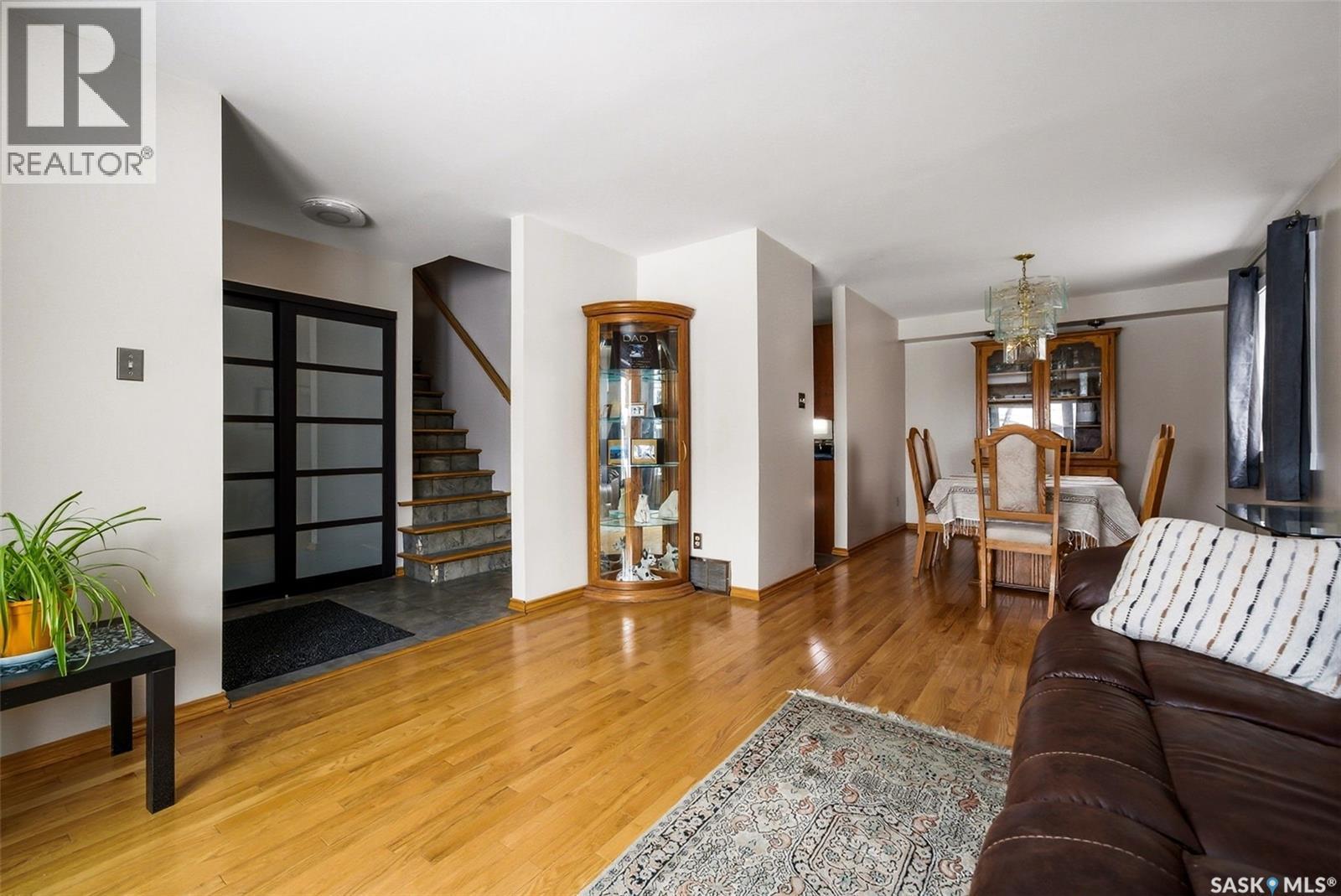 1243 James Crescent, Regina, SK - Indoor Photo Showing Living Room