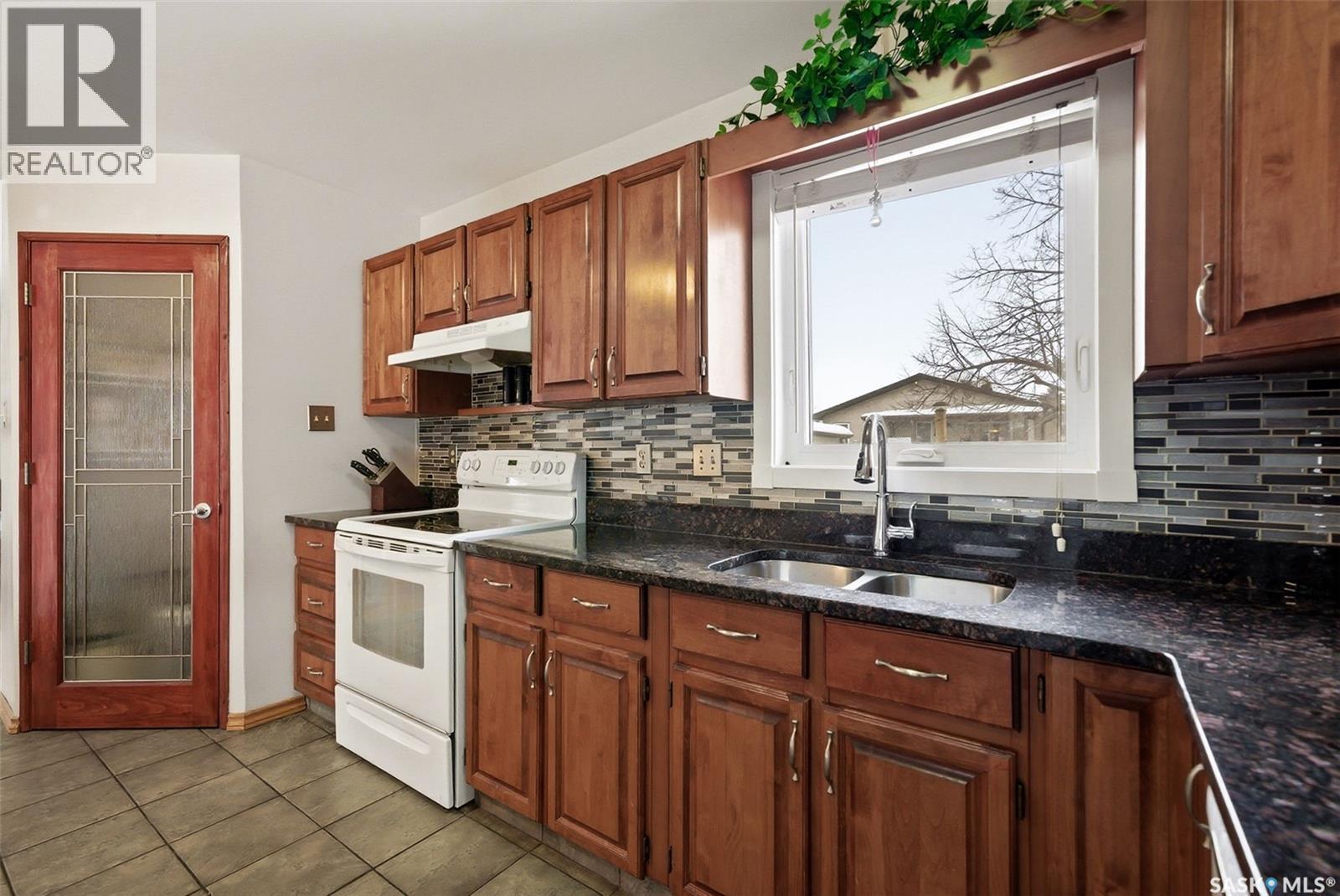1243 James Crescent, Regina, SK - Indoor Photo Showing Kitchen With Double Sink