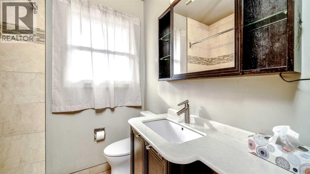 10 Marlowe Place Ne, Calgary, AB - Indoor Photo Showing Bathroom