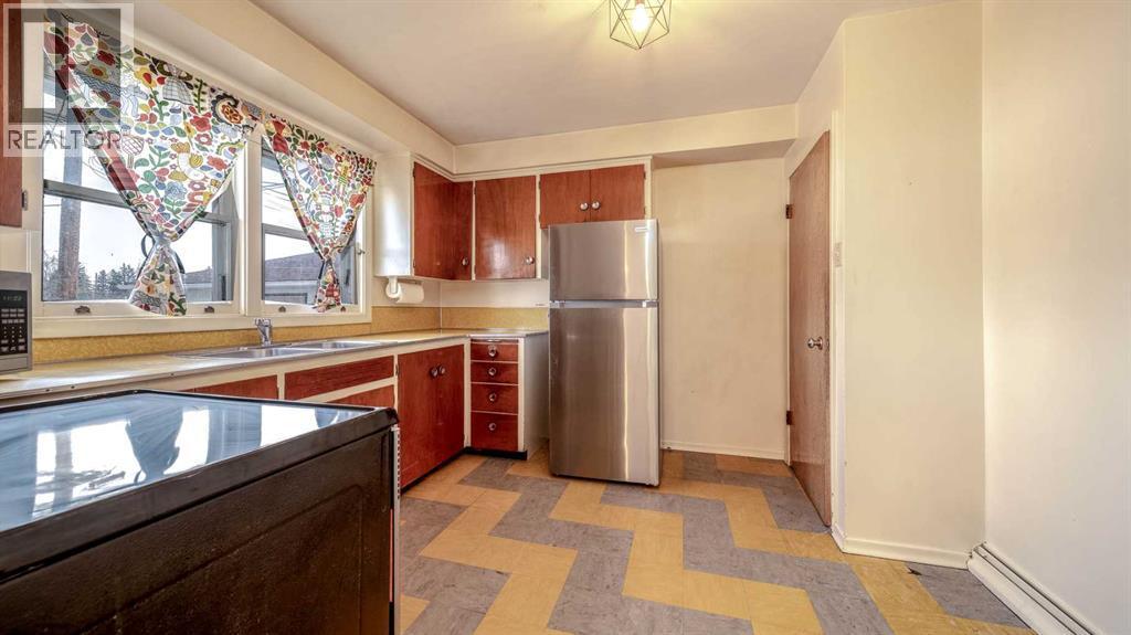 10 Marlowe Place Ne, Calgary, AB - Indoor Photo Showing Kitchen With Double Sink