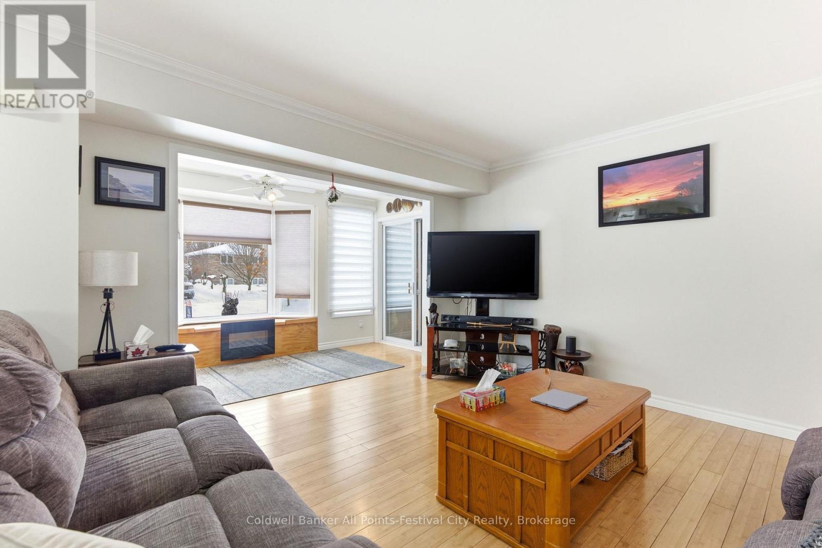 202 Bennett Street W, Goderich (Goderich (Town)), ON - Indoor Photo Showing Living Room