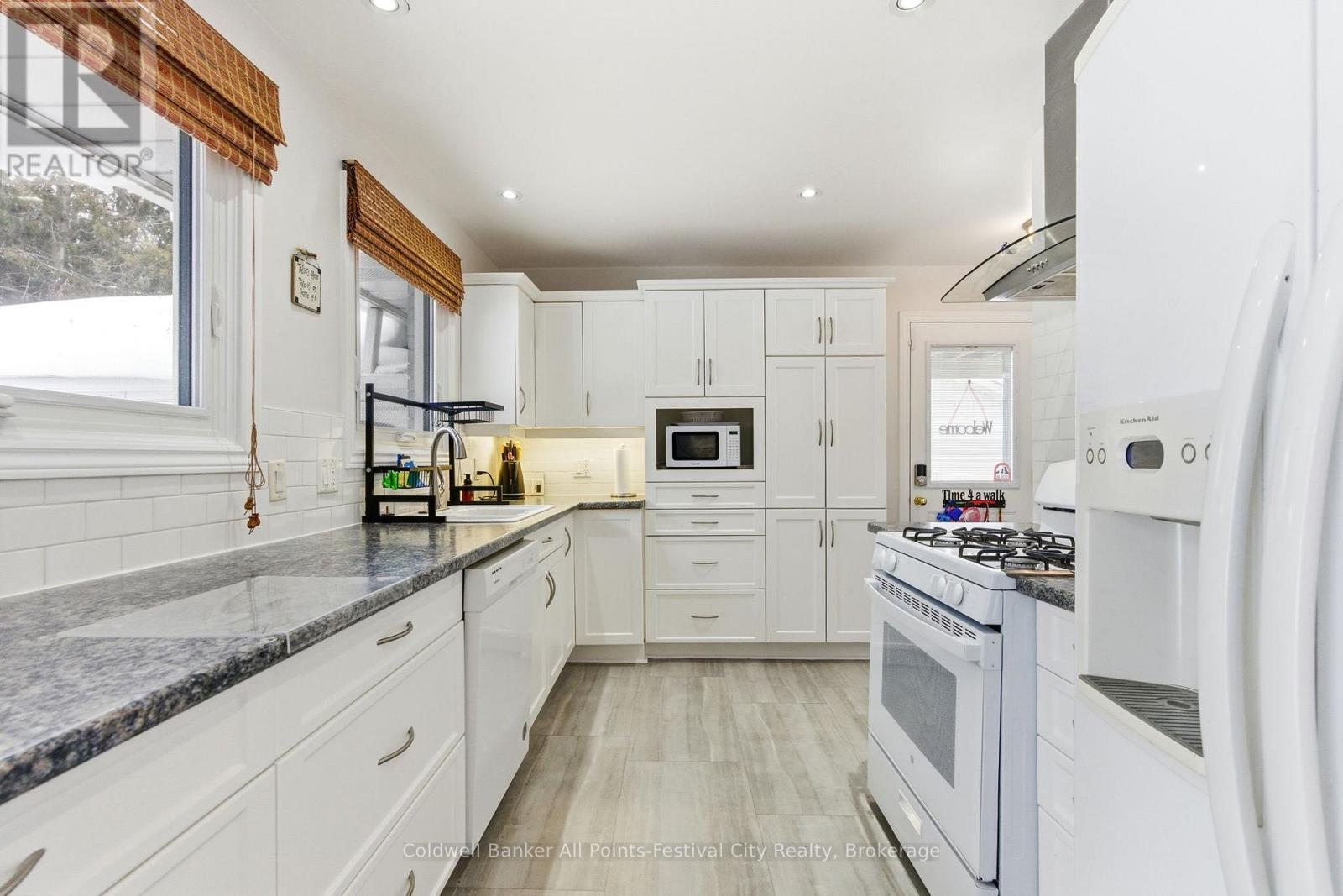 202 Bennett Street W, Goderich (Goderich (Town)), ON - Indoor Photo Showing Kitchen