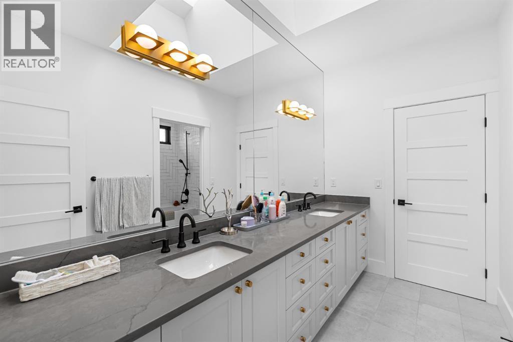 1604 48 Avenue Sw, Calgary, AB - Indoor Photo Showing Bathroom