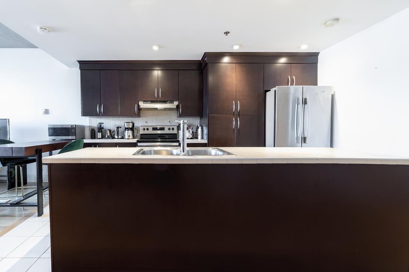 Cuisine - 209-5255 Av. Du Parc, Montréal (Le Plateau-Mont-Royal), QC - Indoor Photo Showing Kitchen With Double Sink