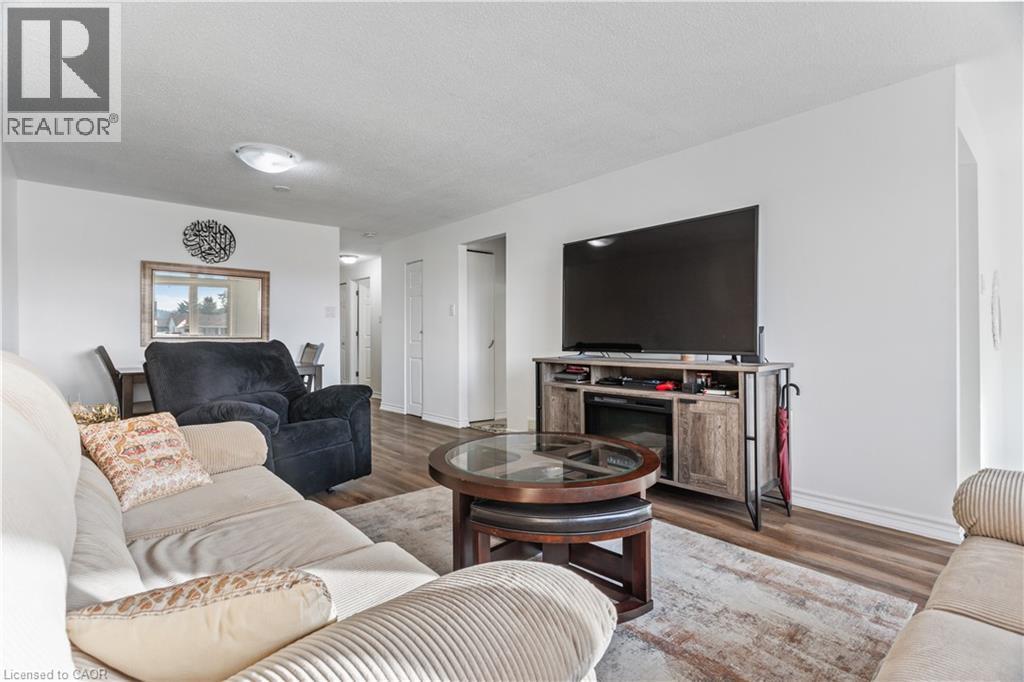23 Greenbrier Road, Cambridge, ON - Indoor Photo Showing Living Room