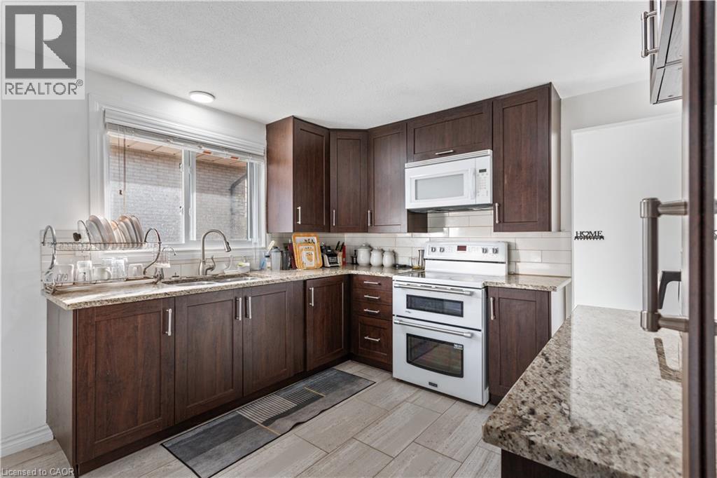 23 Greenbrier Road, Cambridge, ON - Indoor Photo Showing Kitchen