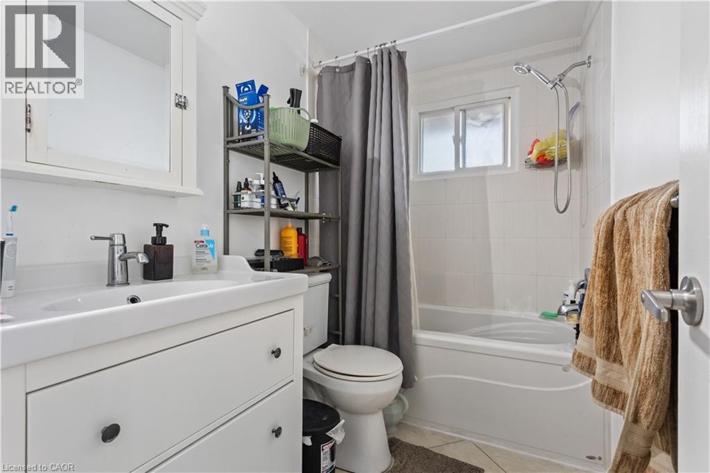 23 Greenbrier Road, Cambridge, ON - Indoor Photo Showing Bathroom