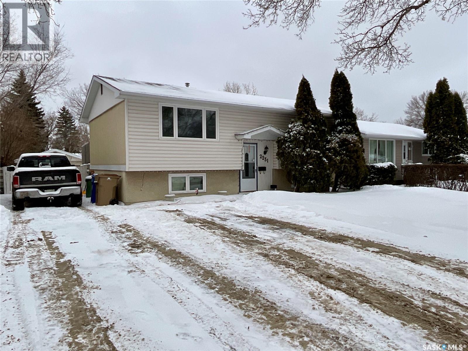 2231 Dewdney Avenue E, Regina, SK - Outdoor