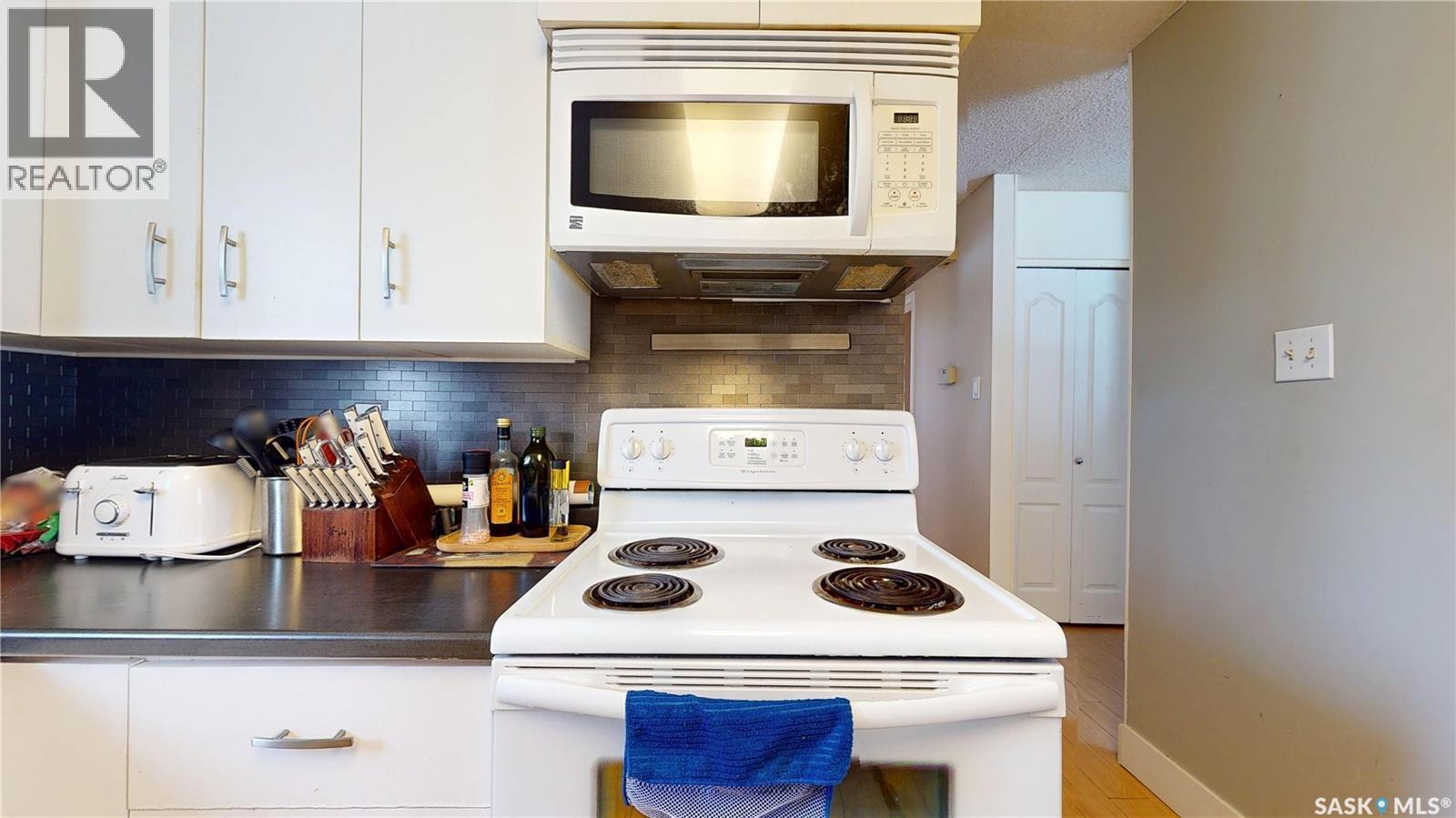2231 Dewdney Avenue E, Regina, SK - Indoor Photo Showing Kitchen