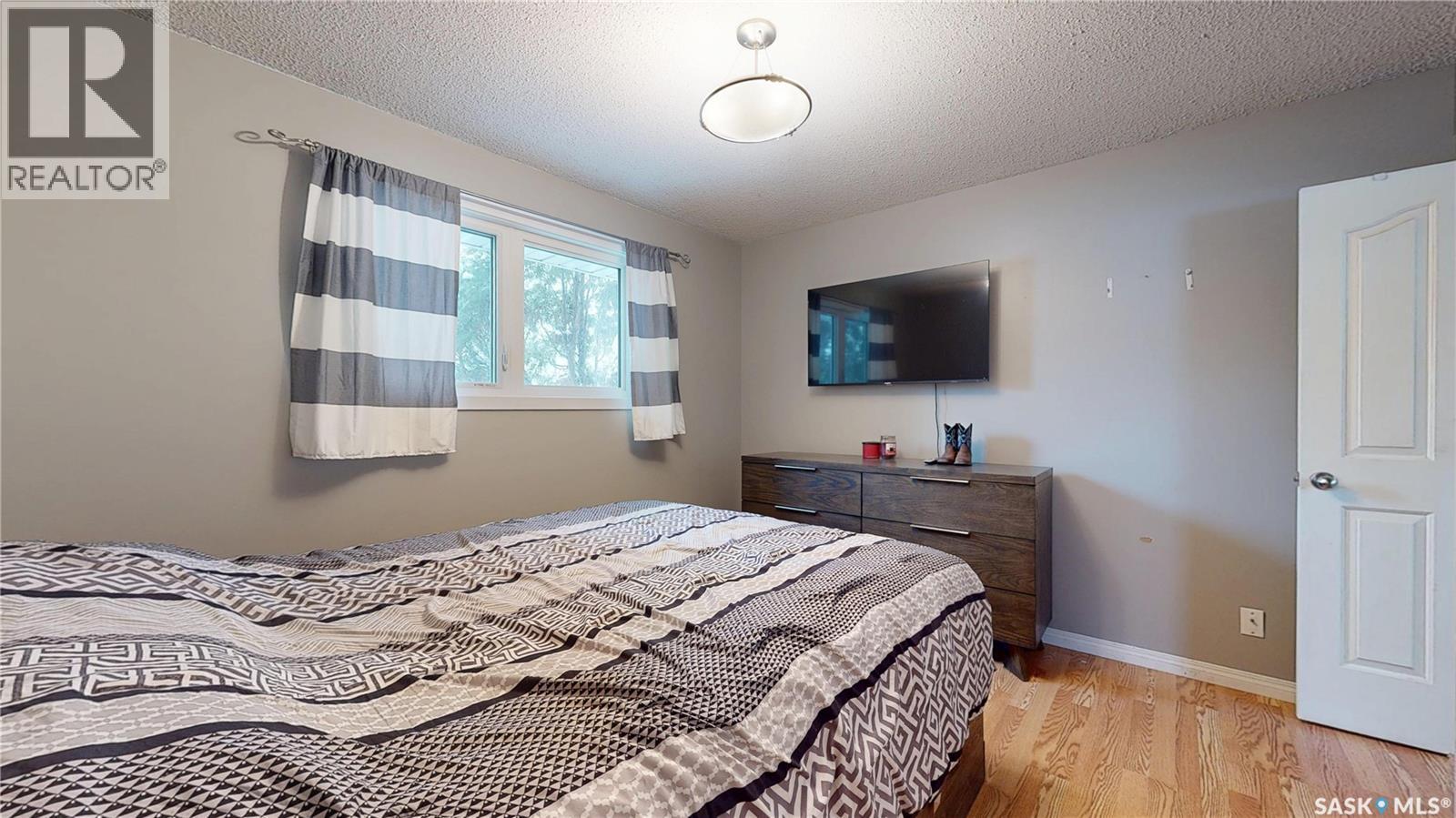 2231 Dewdney Avenue E, Regina, SK - Indoor Photo Showing Bedroom