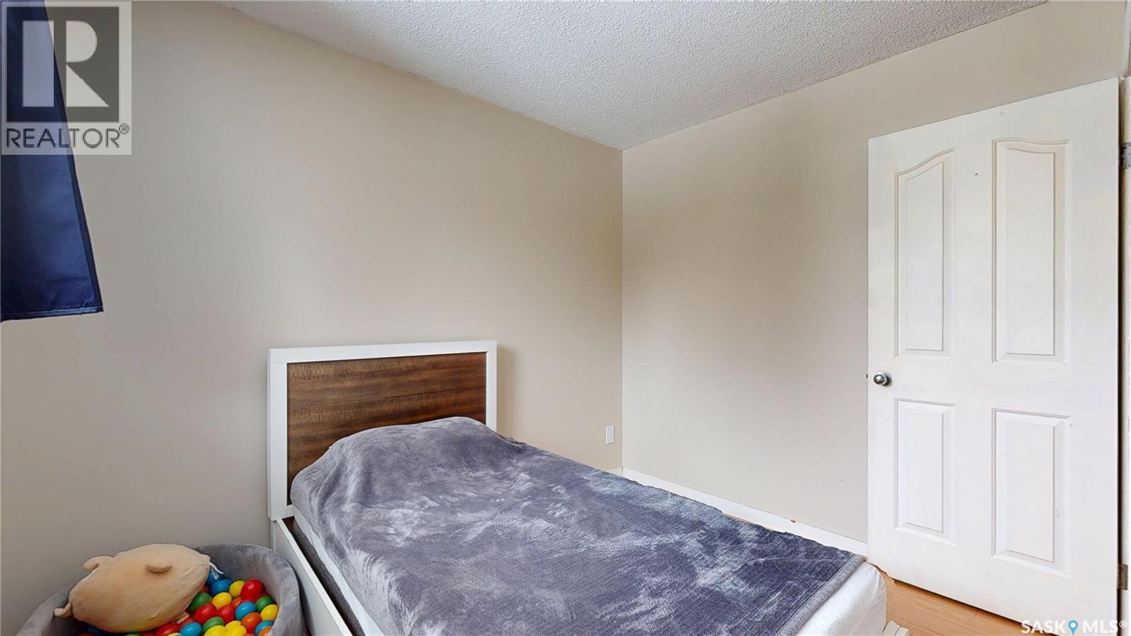 2231 Dewdney Avenue E, Regina, SK - Indoor Photo Showing Bedroom