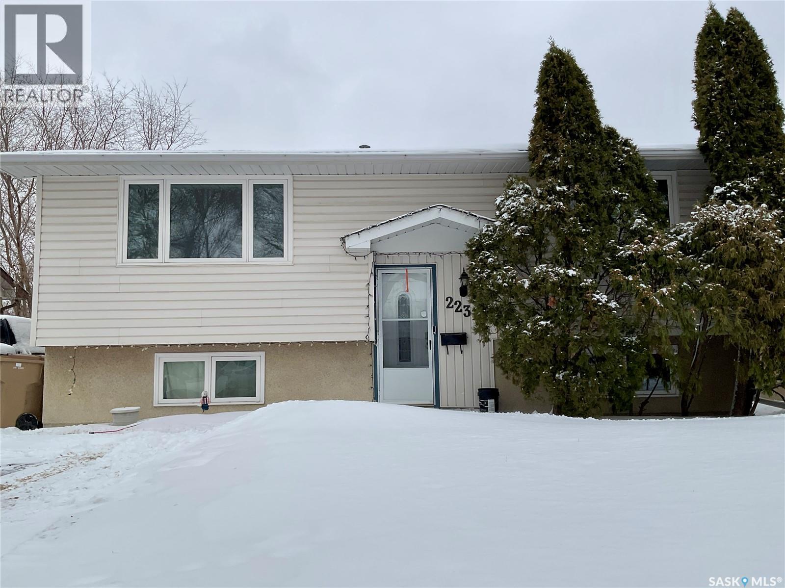 2231 Dewdney Avenue E, Regina, SK - Outdoor