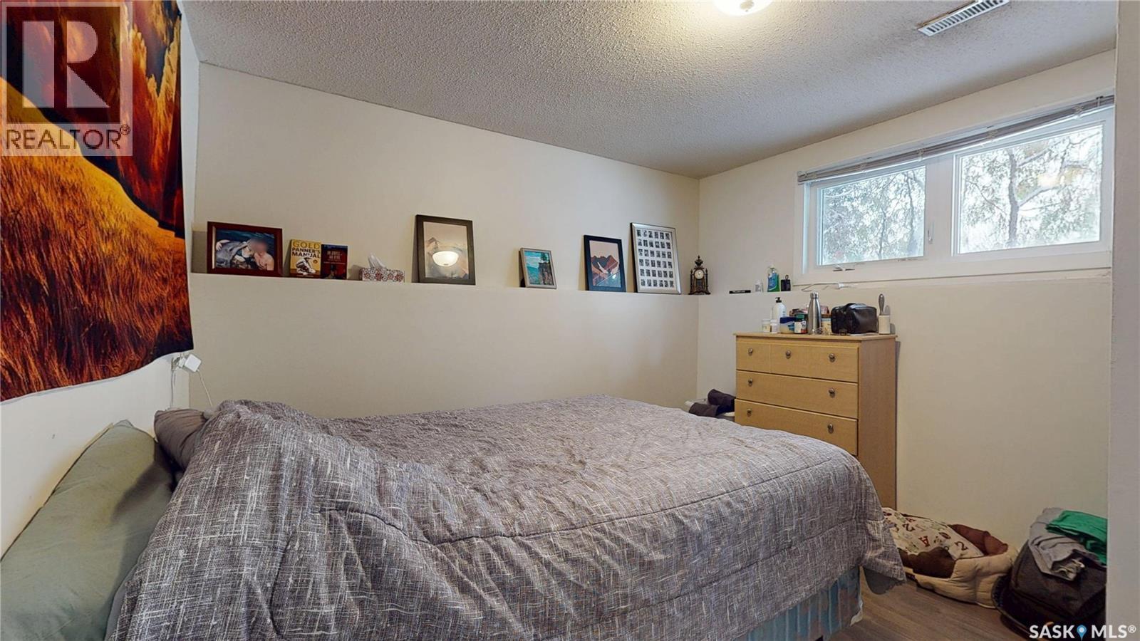 2231 Dewdney Avenue E, Regina, SK - Indoor Photo Showing Bedroom