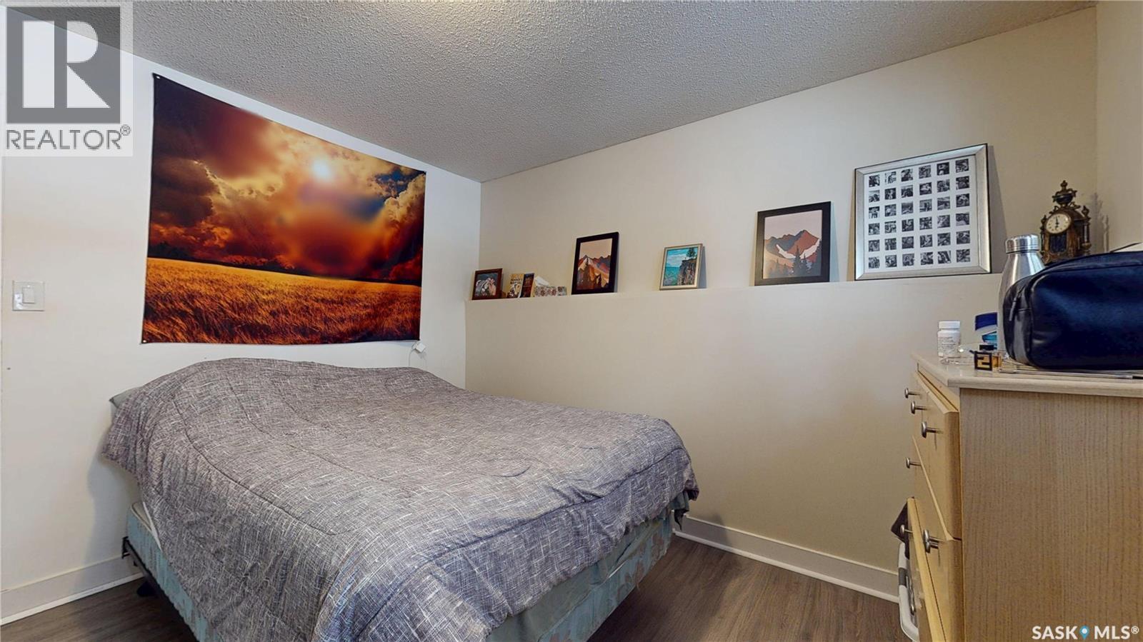 2231 Dewdney Avenue E, Regina, SK - Indoor Photo Showing Bedroom