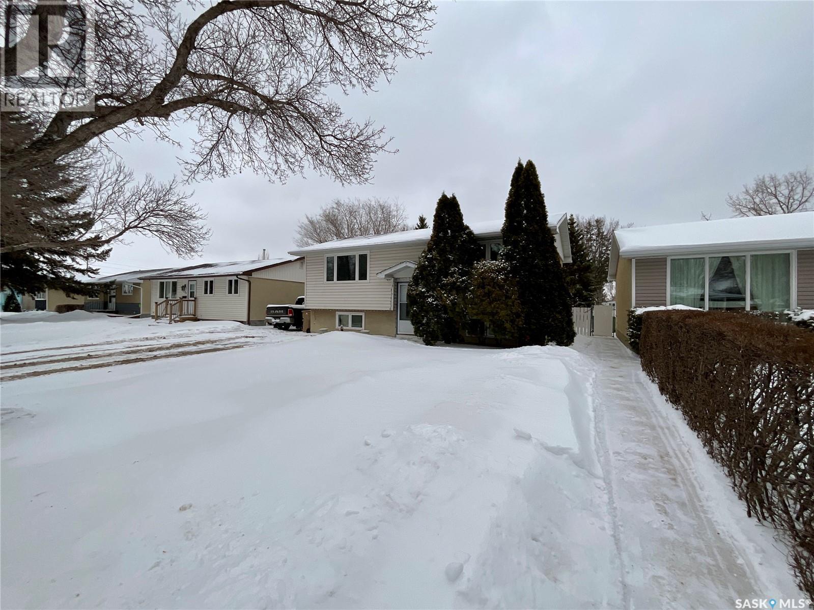 2231 Dewdney Avenue E, Regina, SK - Outdoor