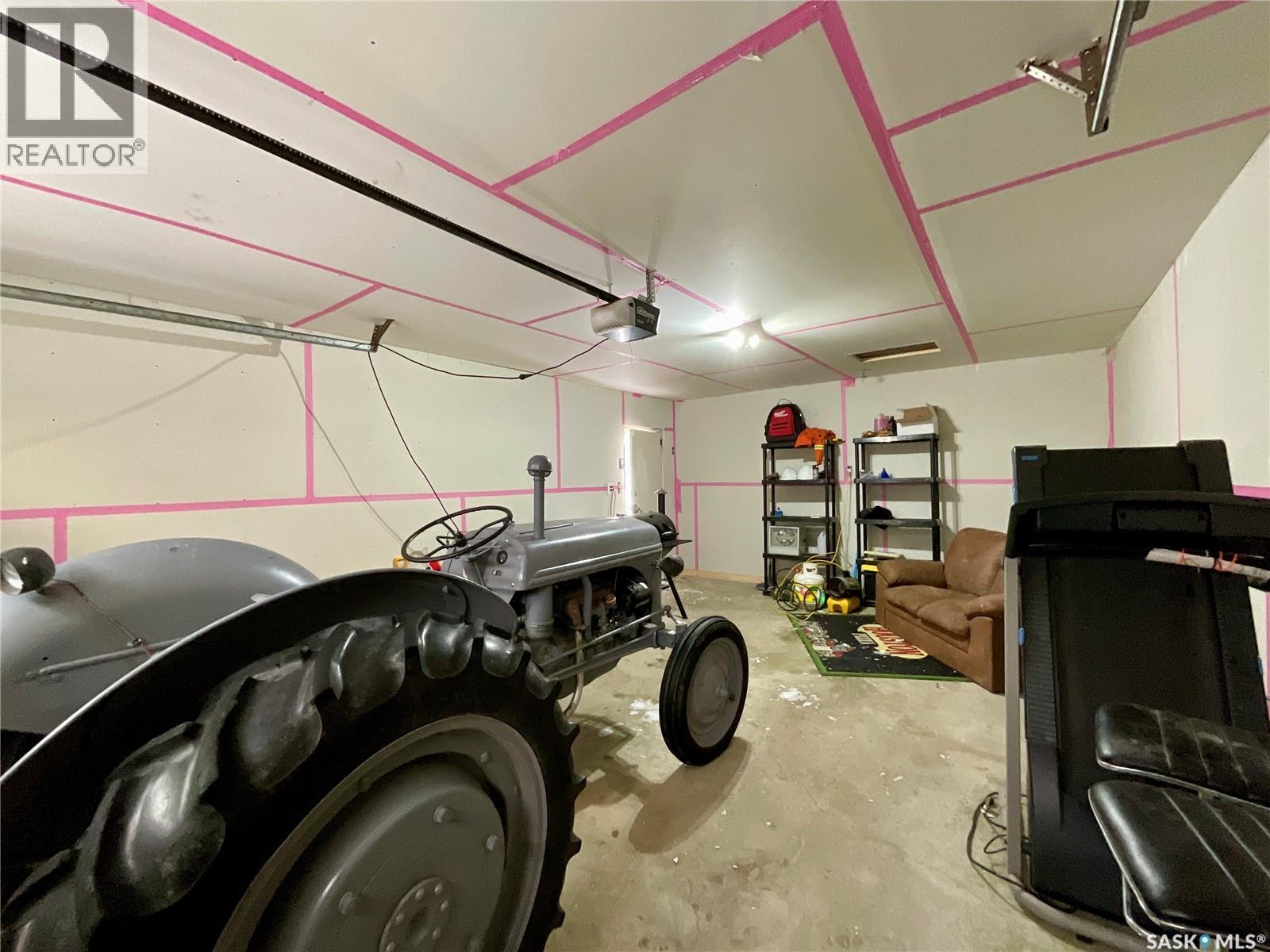 2231 Dewdney Avenue E, Regina, SK - Indoor Photo Showing Garage