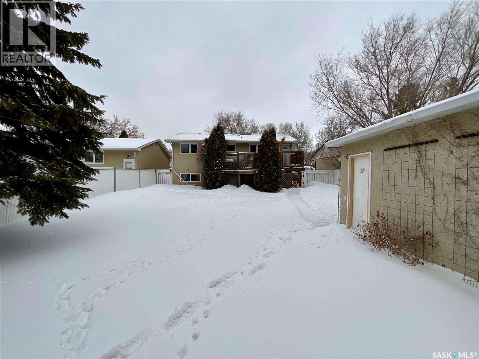 2231 Dewdney Avenue E, Regina, SK - Outdoor