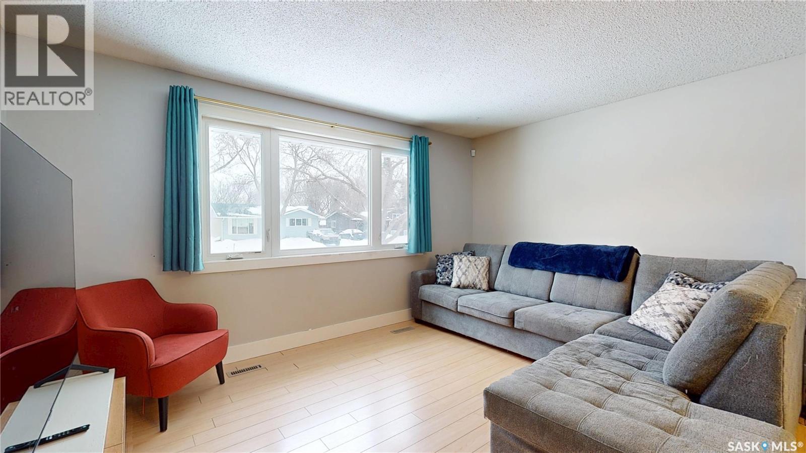 2231 Dewdney Avenue E, Regina, SK - Indoor Photo Showing Living Room