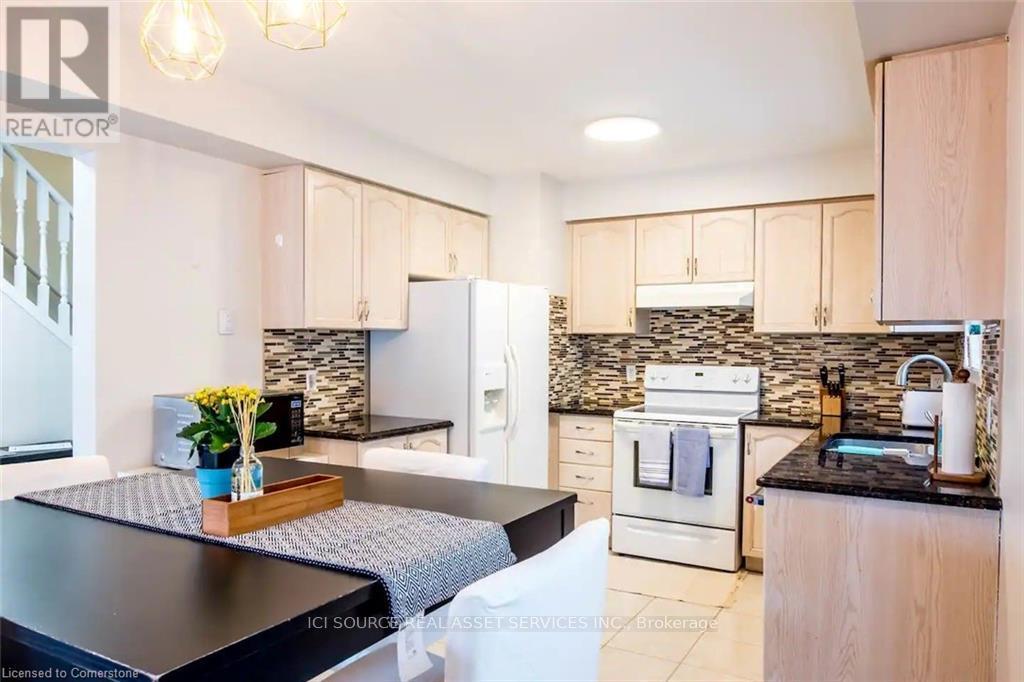 407 Rittenhouse Road, Kitchener, ON - Indoor Photo Showing Kitchen