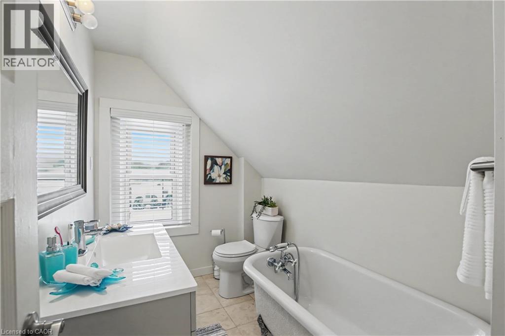 family bthrm with fibre glass tub - 116 Waterloo Street, Waterloo, ON - Indoor Photo Showing Bathroom
