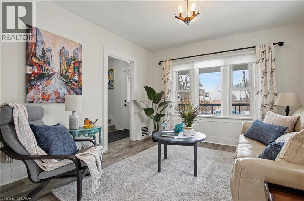 Windows have all been updated - 116 Waterloo Street, Waterloo, ON - Indoor Photo Showing Living Room