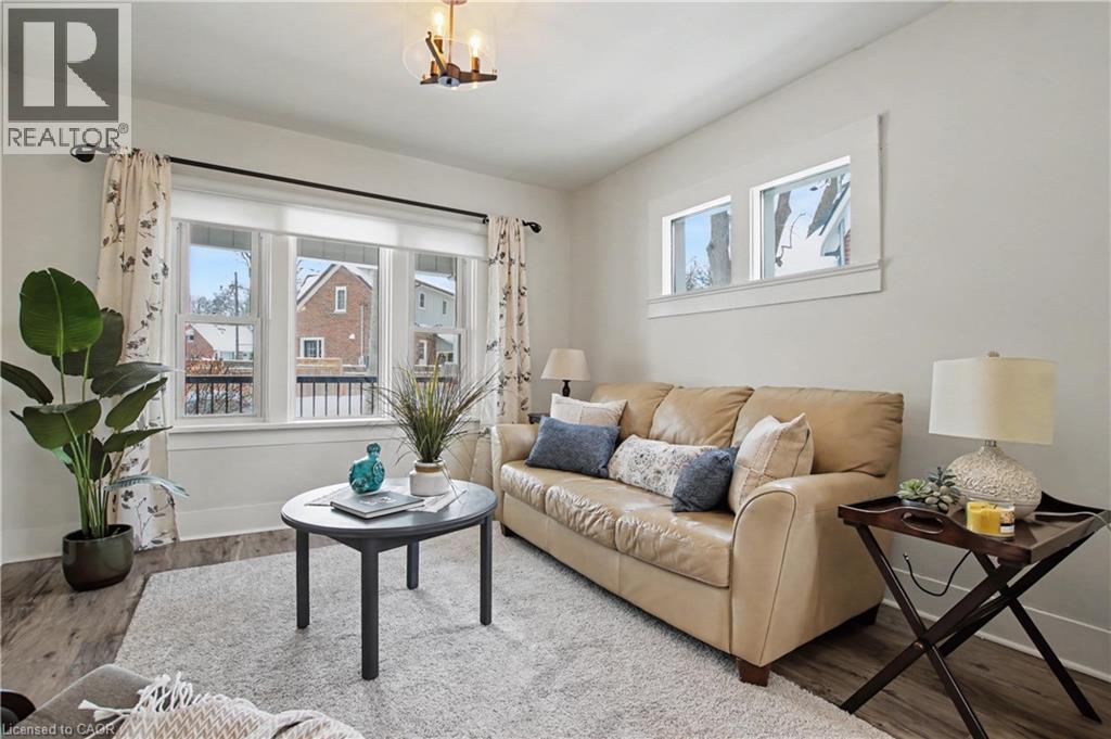 116 Waterloo Street, Waterloo, ON - Indoor Photo Showing Living Room