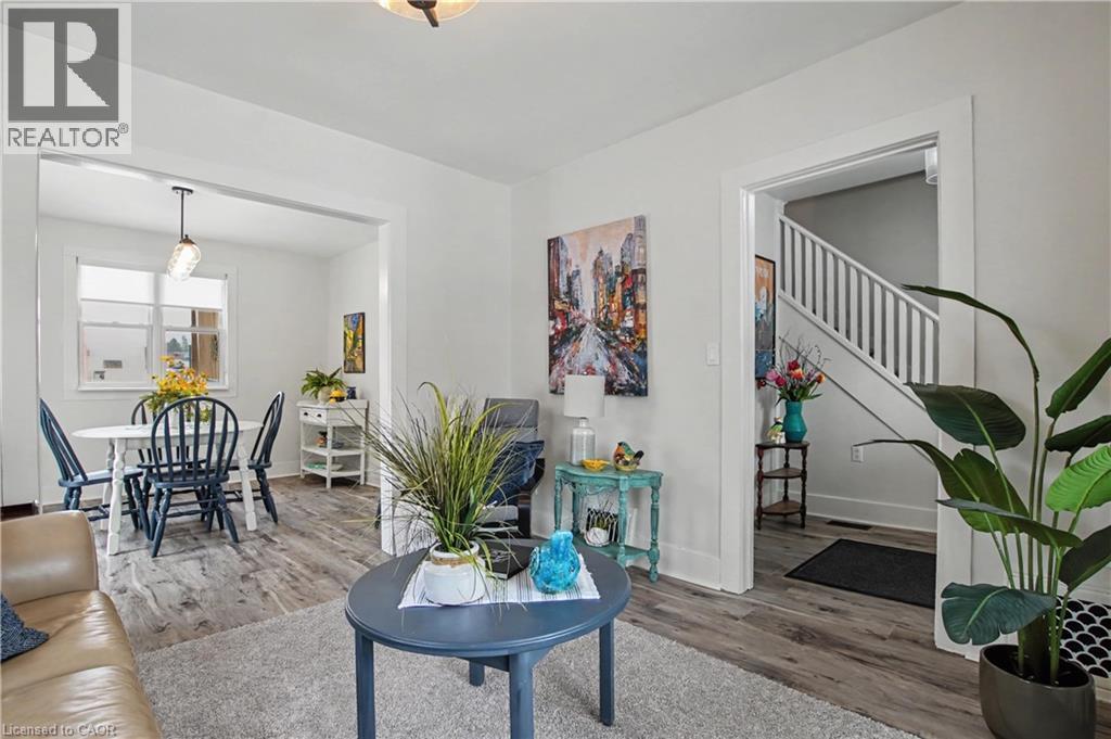 new floors - 116 Waterloo Street, Waterloo, ON - Indoor Photo Showing Living Room