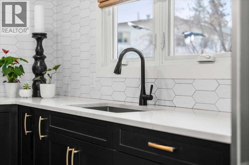 Main Floor - 2023 35 Avenue Sw, Calgary, AB - Indoor