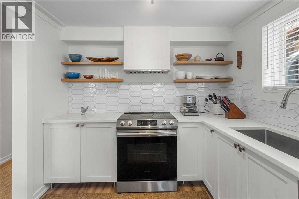 Main Floor - 2023 35 Avenue Sw, Calgary, AB - Indoor Photo Showing Kitchen
