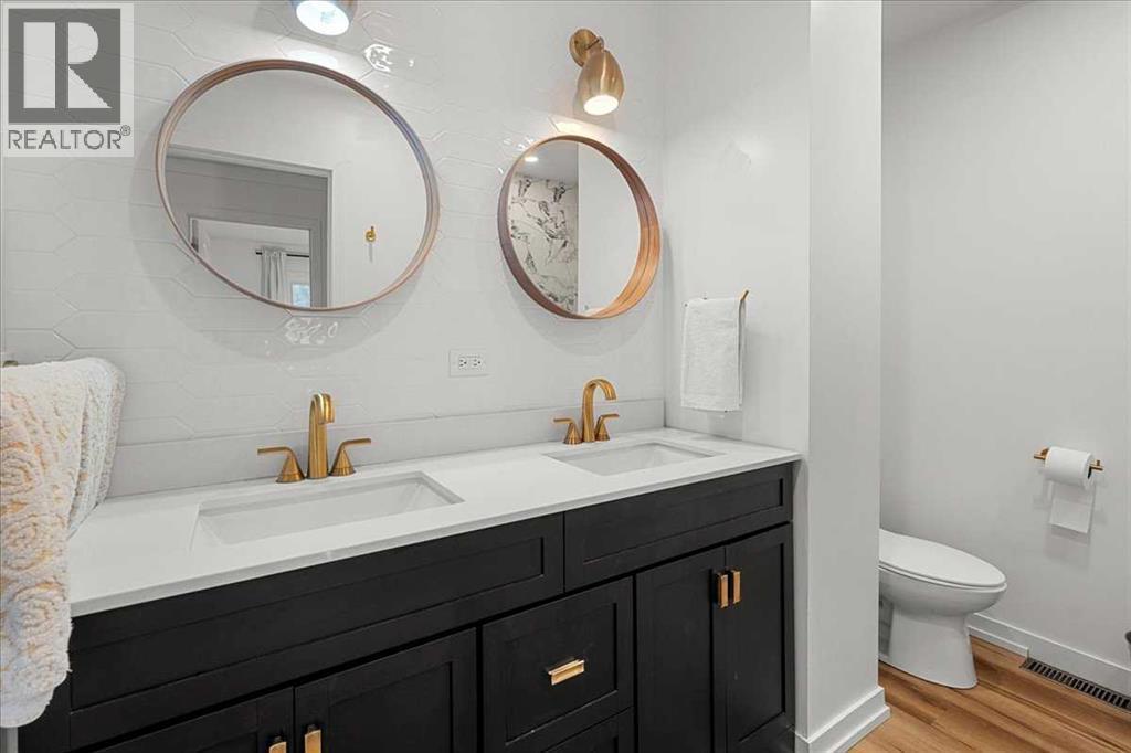 Main Floor - 2023 35 Avenue Sw, Calgary, AB - Indoor Photo Showing Bathroom