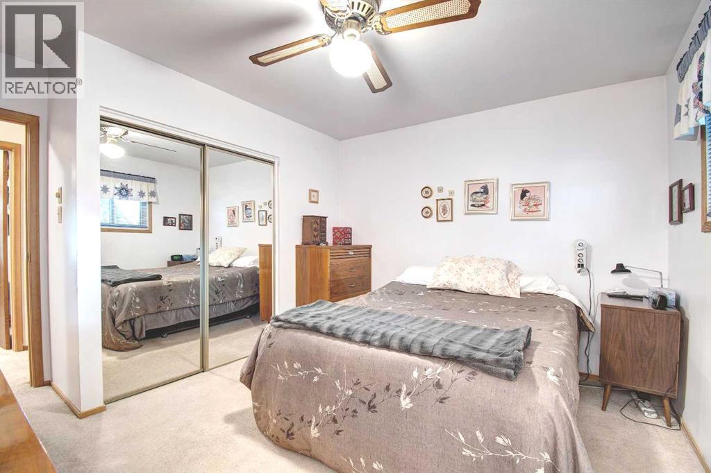 487 Arlington Drive Se, Calgary, AB - Indoor Photo Showing Bedroom