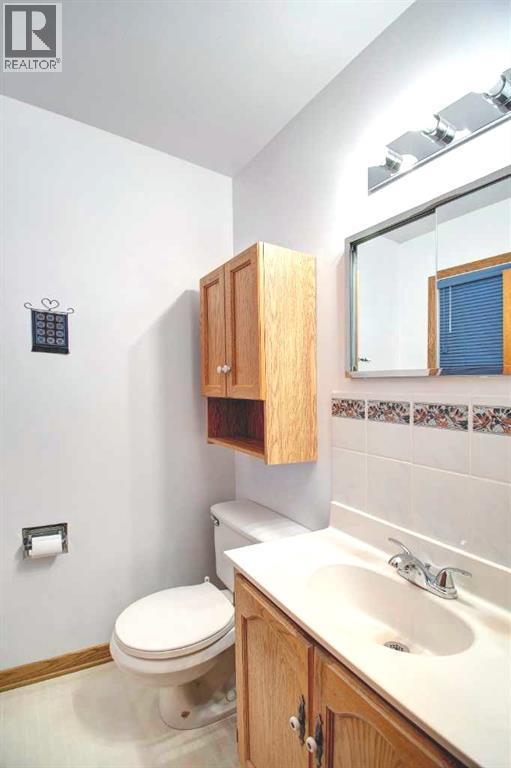 487 Arlington Drive Se, Calgary, AB - Indoor Photo Showing Bathroom