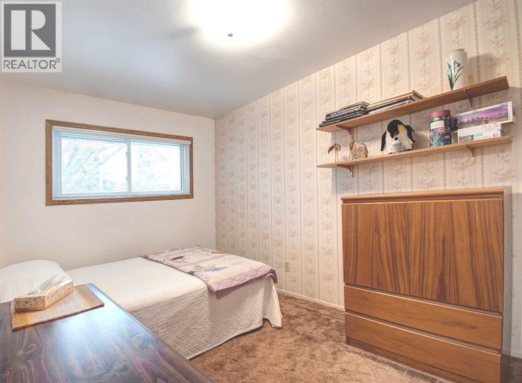 487 Arlington Drive Se, Calgary, AB - Indoor Photo Showing Bedroom