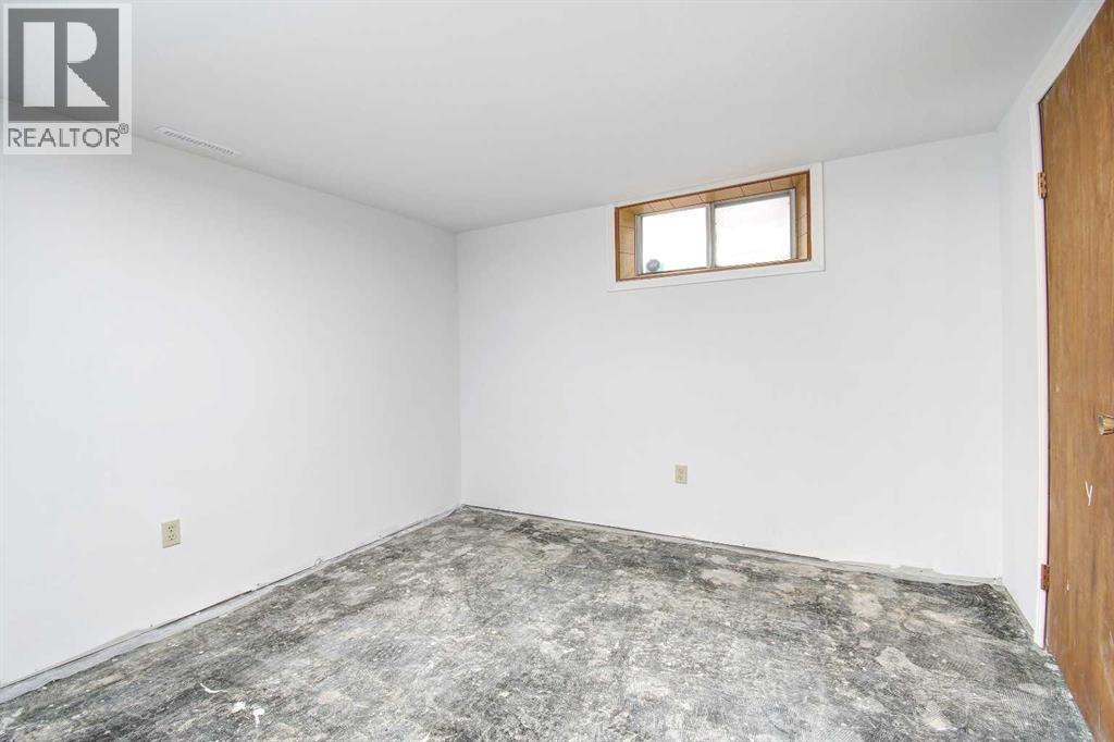 487 Arlington Drive Se, Calgary, AB - Indoor Photo Showing Other Room