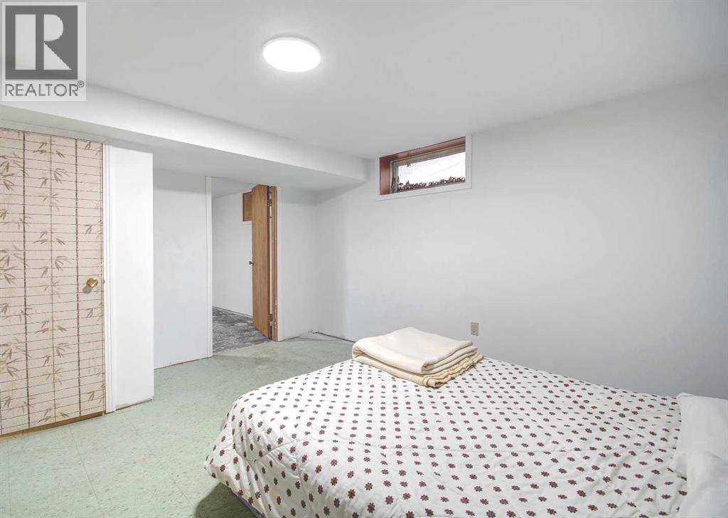 487 Arlington Drive Se, Calgary, AB - Indoor Photo Showing Bedroom