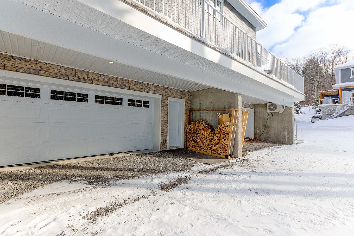 Garage - 101-141 Rue Du Cercle-Des-Cantons, Bromont, QC - Outdoor