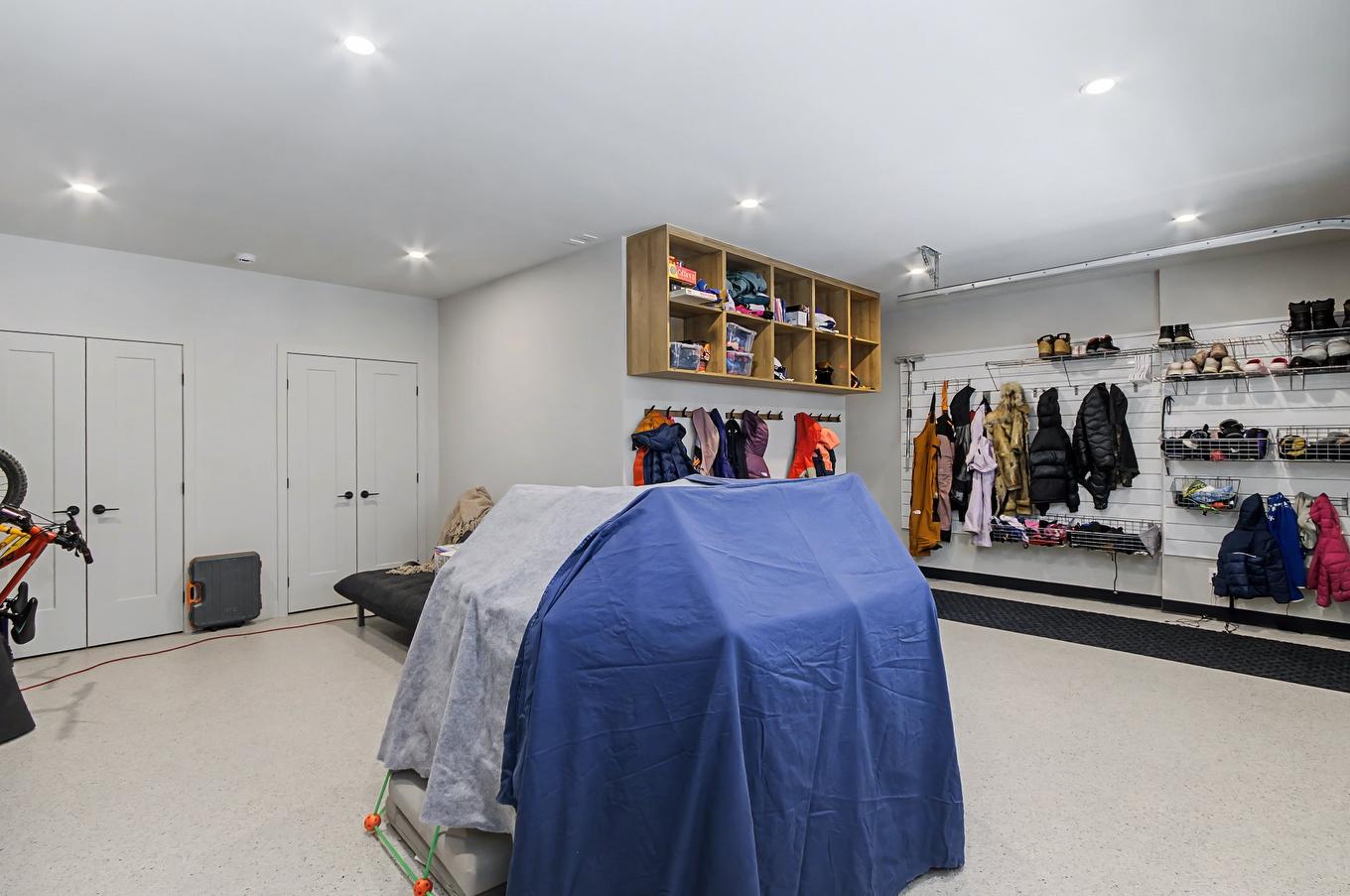 Garage - 101-141 Rue Du Cercle-Des-Cantons, Bromont, QC - Indoor
