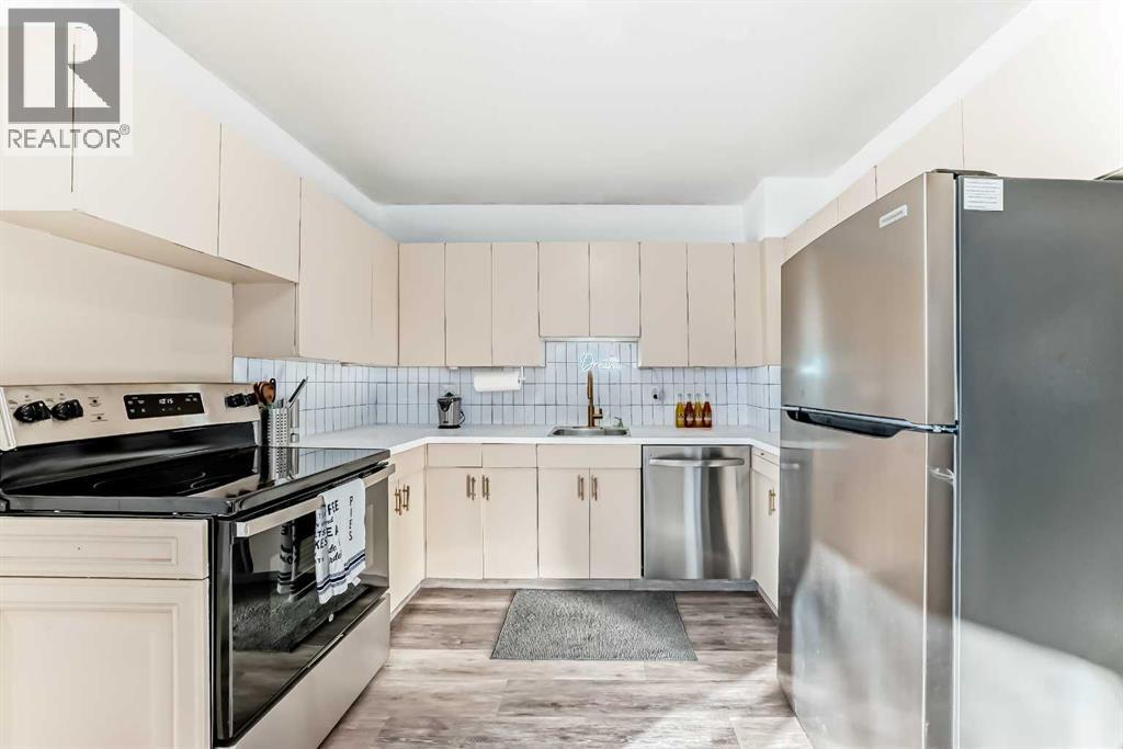133 28 Avenue Ne, Calgary, AB - Indoor Photo Showing Living Room With Fireplace