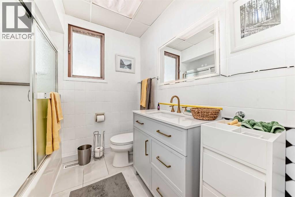 133 28 Avenue Ne, Calgary, AB - Indoor With Storage