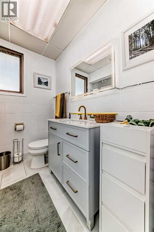 133 28 Avenue Ne, Calgary, AB - Indoor Photo Showing Bedroom