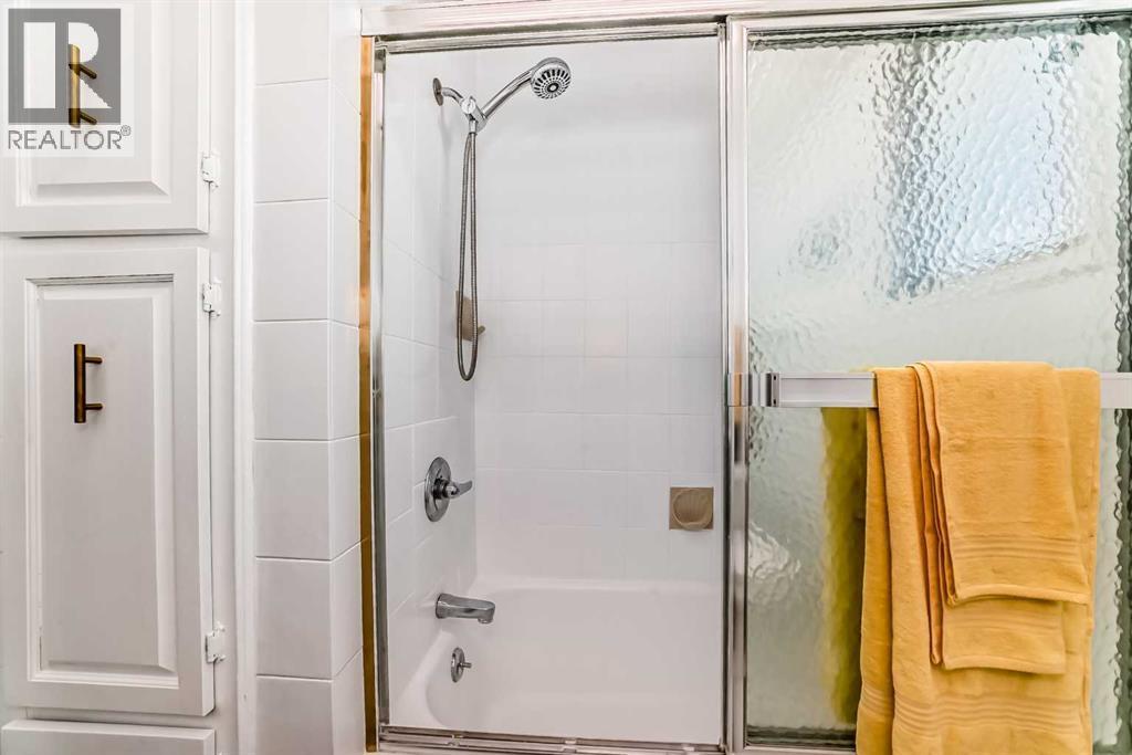 133 28 Avenue Ne, Calgary, AB - Indoor Photo Showing Bedroom